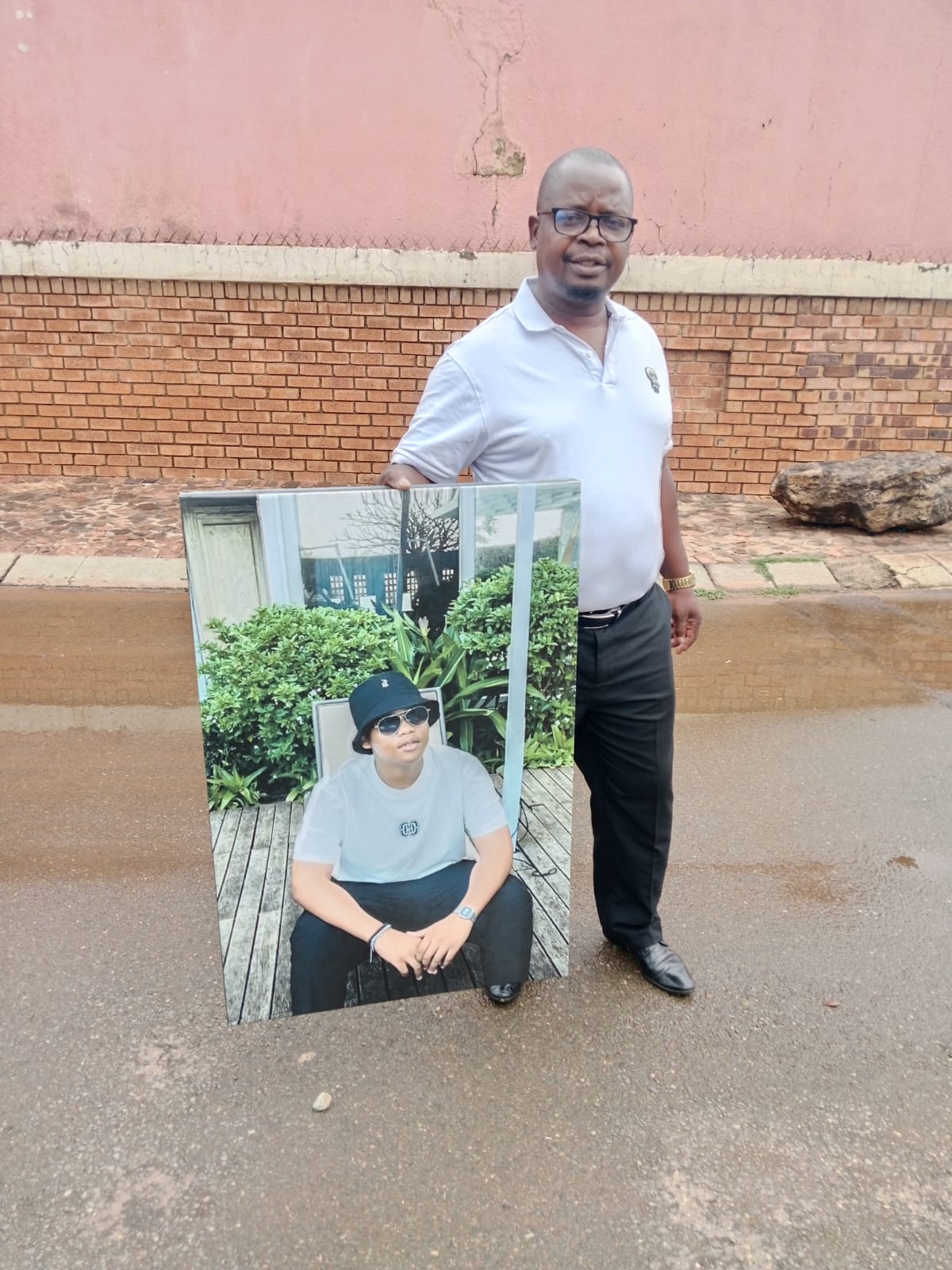 Client collecting a canvas print