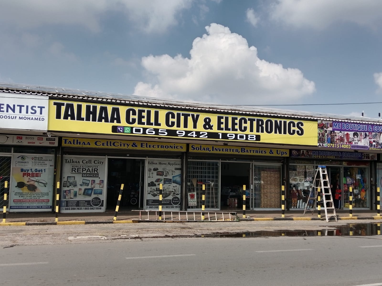 Electronics shop fascia signage